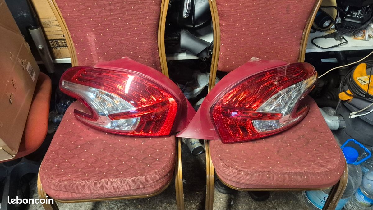2 Feu arrière peugeot 208 phase 1 (image 1)