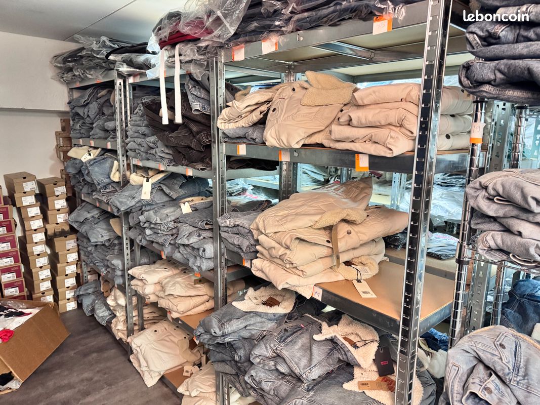 DÉSTOCKAGE MASSIF – Marques originales : Levi’s, Tommy Hilfiger, Hugo Boss, Calvin Klein, Vans, Converse, The North Face, Patagonia… (image 11)