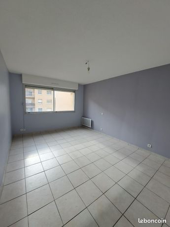 https://img.leboncoin.fr/api/v1/lbcpb1/images/23/d3/32/23d332c27987087e4a168c6c2a72011ce7ecf5c6.jpg?rule=ad-image