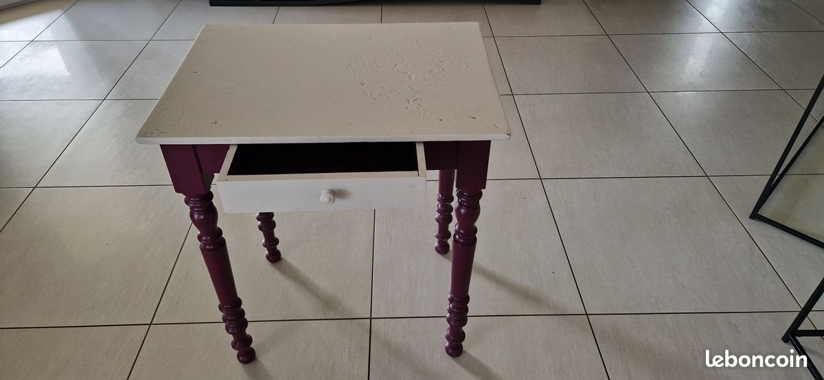 Table en bois avec tiroir (image 1)