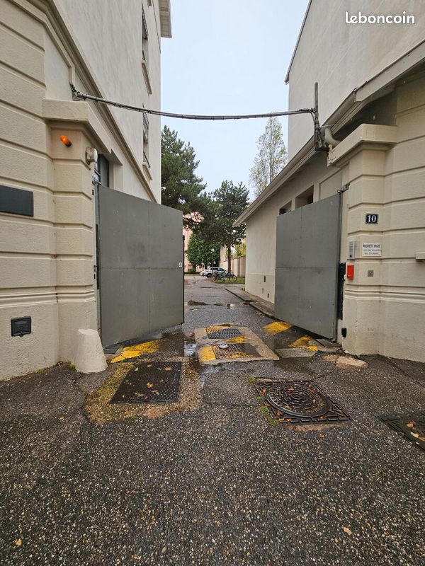 Parking/box LYON · 80 €/mois