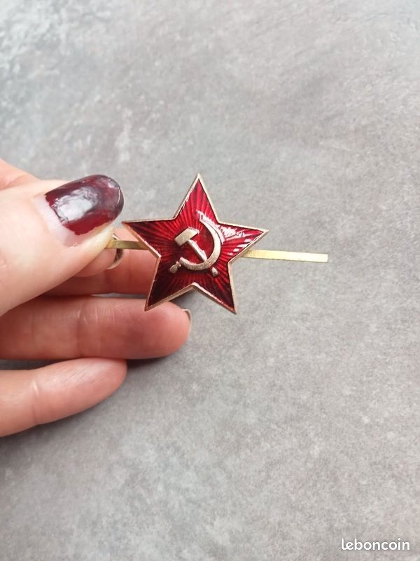Bleu; accessoires d'étoile rouge et ruban dans le gobelet jetable avec