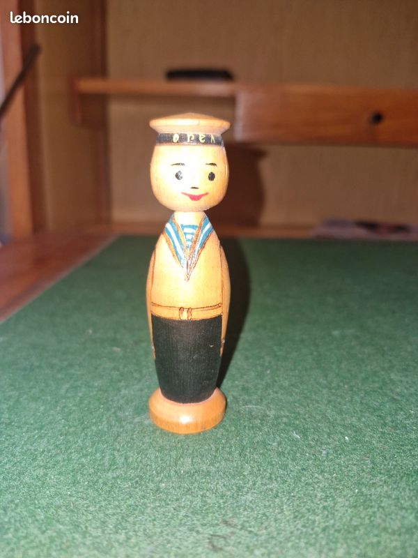Figurine vintage en bois tourne - Petit Marin / Matelot peint a la main (image 1)