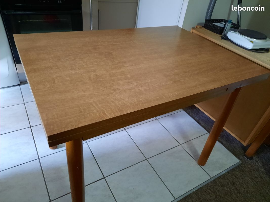 Tables extensibles de 140 cm de long au design moderne et 2 rallonges