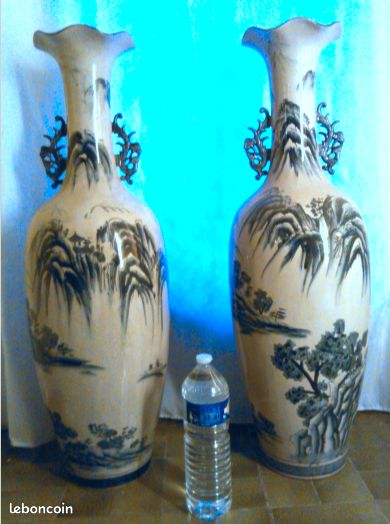 Paire de vases potiches asiatiques motifs bleu-gris sur porcelaine craquelée fond gris clair (image 1)