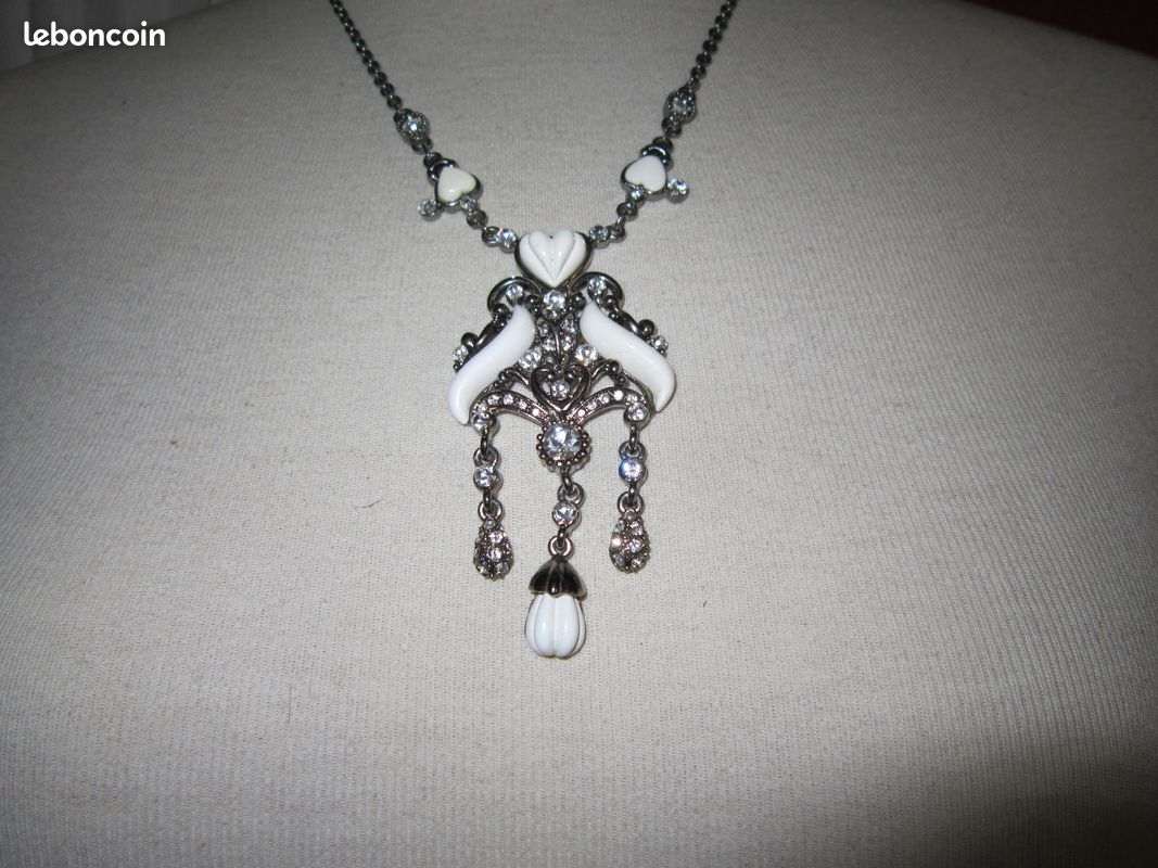 Ensemble blanc collier et boucles d'oreilles (image 6)