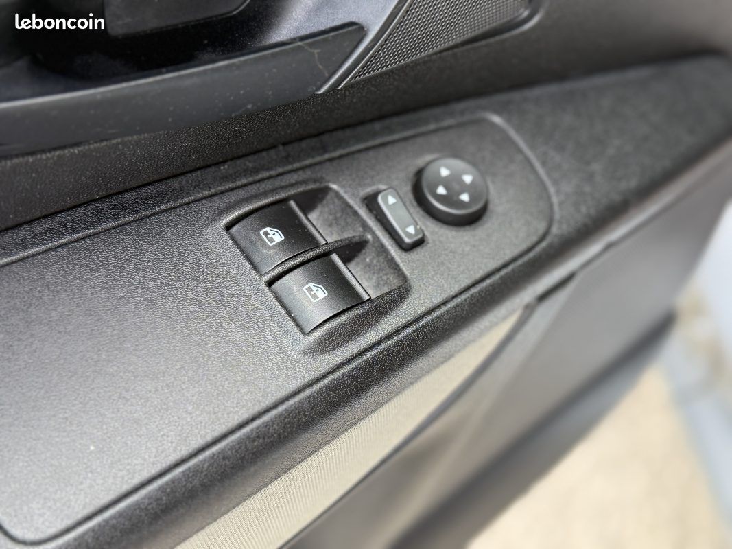 Fiat Grande Punto 1.3 MJT 75ch Active – Clim – Idéal Jeune Permis – Révisée & Garantie 6 mois (image 22)