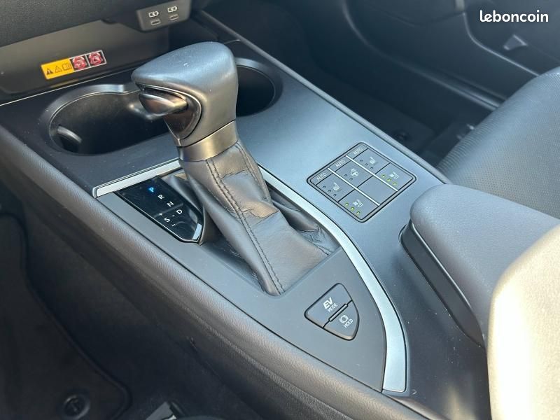 Lexus UX 250h Executive 2WD (image 33)