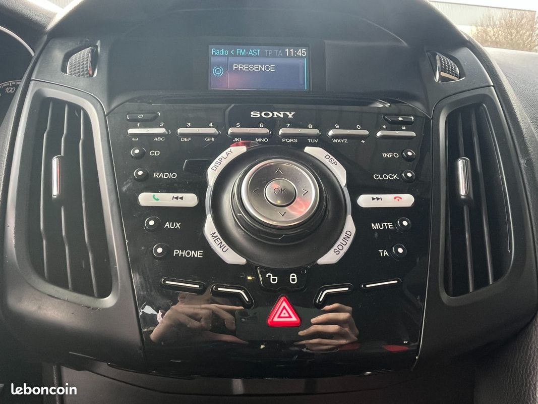FORD FOCUS ST 2.0 SCTi 250 CV EcoBoost + SIÈGES CHAUFFANTS RECARO + BLUETOOTH + RADAR DE RECUL (image 24)