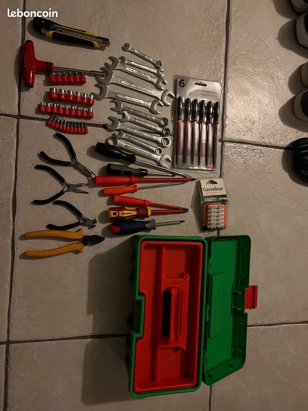 Une caisse à outils avec un lot, des clés et des tournevis et des pinces neufs (image 3)