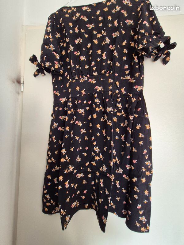 Robe Pimkie boutonnée devant noire et fleurie taille 42 Vêtements