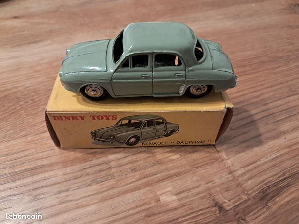 1:24 Hachette Collections: RENAULT DAUPHINE ROUGE, 1961 - Jeux & Jouets