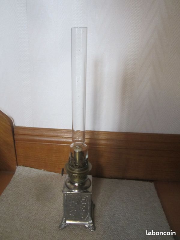 Lampe à pétrole ancienne en métal embouti carré (image 1)