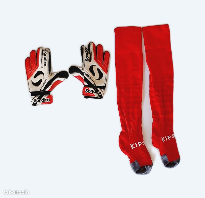 Lot chaussettes de foot taille 27 /30 et gants de foot pour enfant