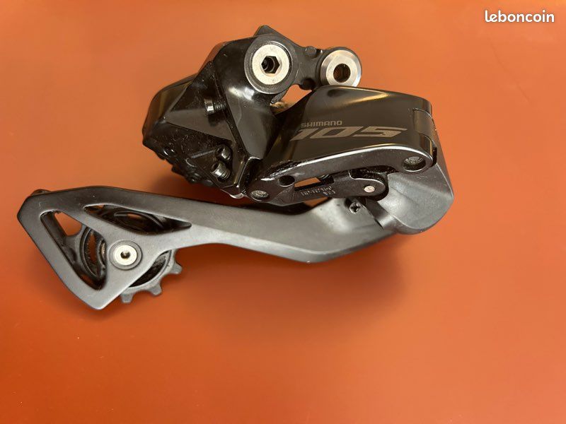 Derailleur Arriere Shimano 105 Di2 SHIMANO 105 Di2 Rear Derailleur