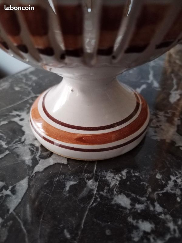 Ancien pot couvert en faïence fine ajourée, décor peint brun et motif feuille. Idéal pot-pourri ou ail/échalotes. H.17 cm, Ø13,5 cm. Fissure visible, vendu en l’état (image 3)