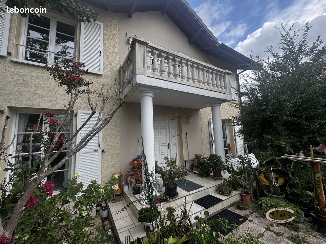 Maison 10 pièces 230 m² · à Ambilly · 230 m² · 1 060 000 €