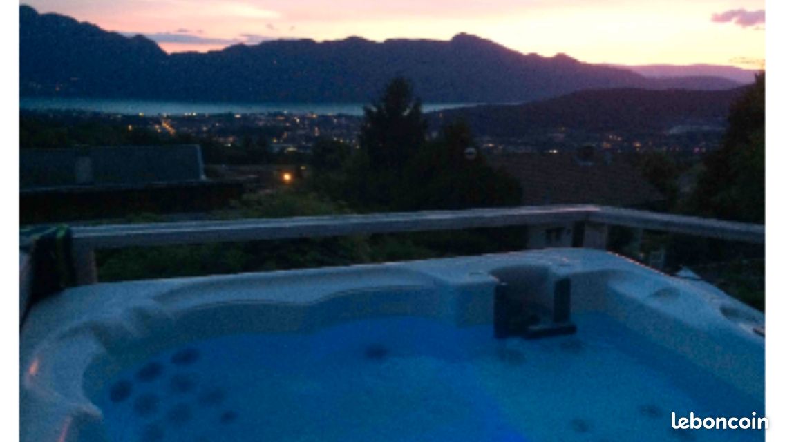 Balcon de pugny piscine chauffée jacuzzi sauna vue lac