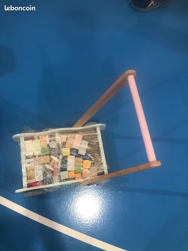 Chariot avec cube en bois (image 1)