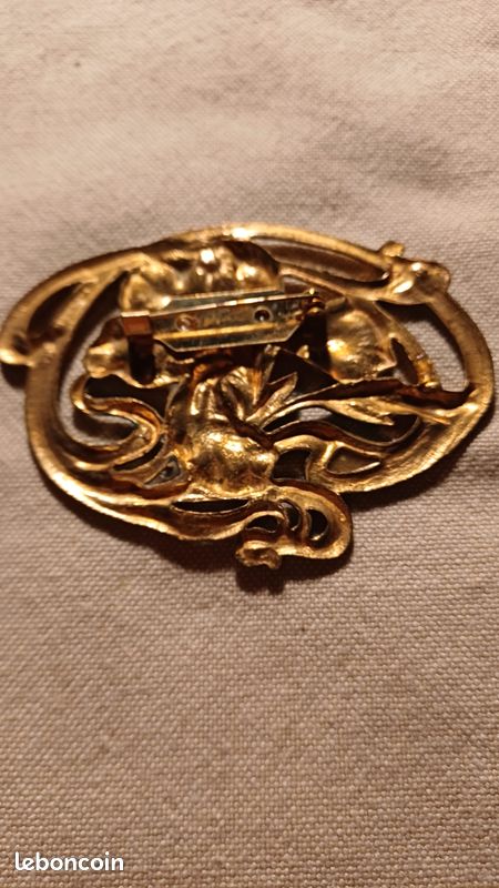 ANCIENNE JOLIE PETITE BROCHE EMAILLEE ART NOUVEAU JEUNE FEMME