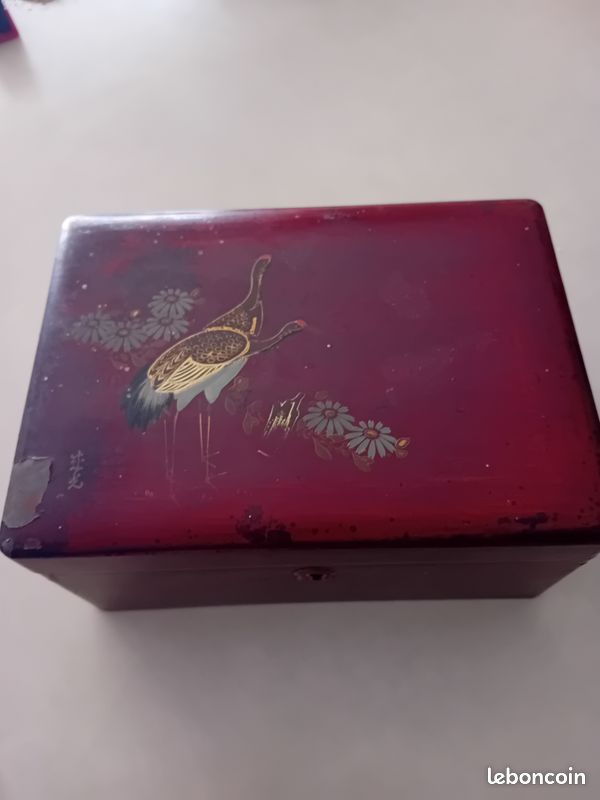 Petite boîte Art Déco - Fleurs rouges - Emaux de Longwy 1940 En vente sur