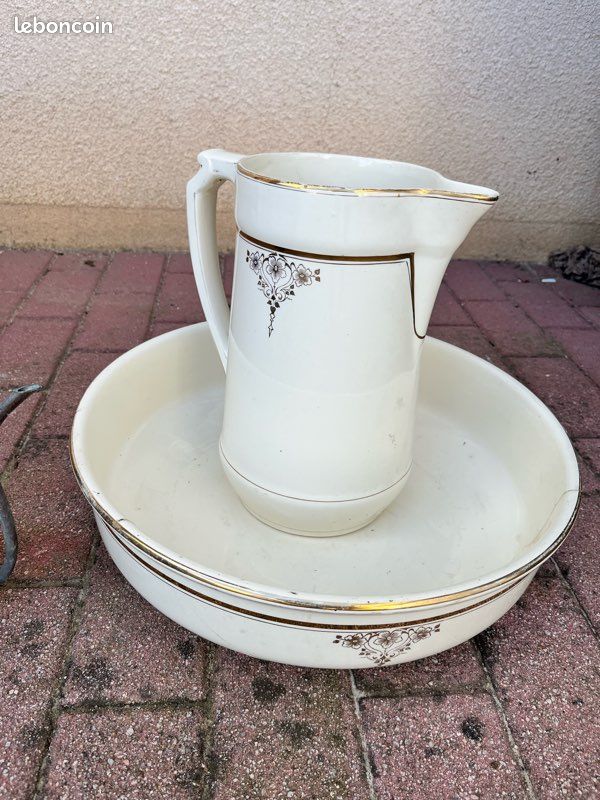 Broc et bassin de toilette (image 1)