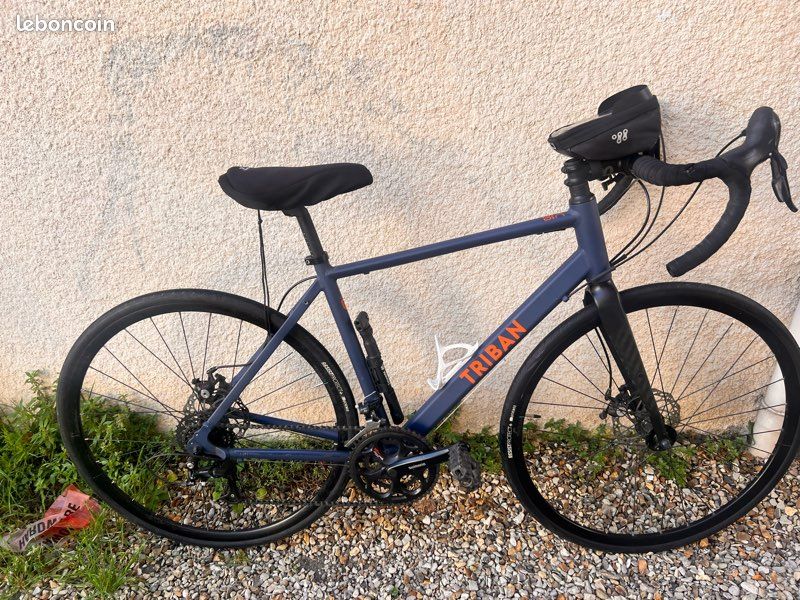 Vélo route TRIBAN RC120 Flat Bar Disque – Excellent état, peu