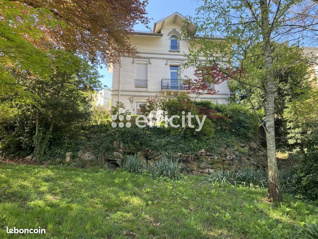 Maison 9 pièces 246 m² · à Saint-Étienne · 246 m² · 590 000 €