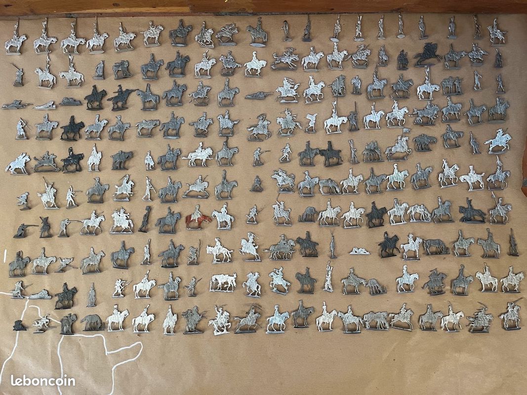 Lot De 43 Soldats Plats En étain - Armée D'époque 1800 Environ - échelle 1:72