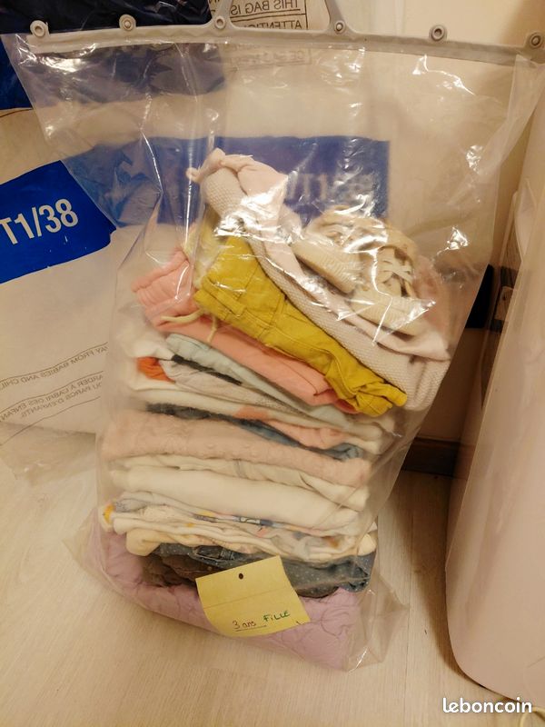 Gros lot de 30 pièces vêtements fille toutes saisons taille 3 ans (image 1)