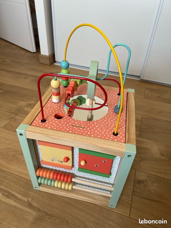 Cube d’activité en bois (image 1)