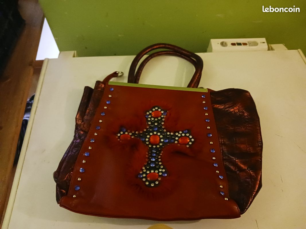 Sac à main rouge avec croix – style western, rock, clouté, original, tendance femme (image 1)