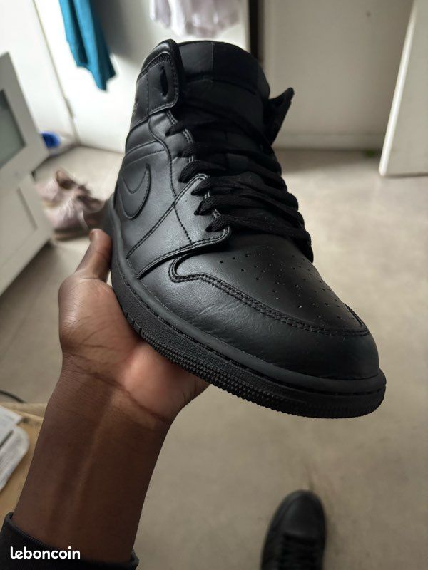 Air Jordan 1 (image 4)
