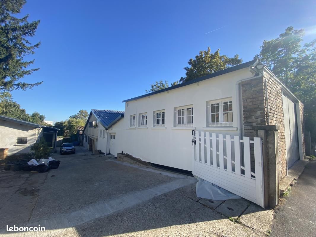 Parking 127 m² · à Châtillon · 127 m² · 1 433 €/mois