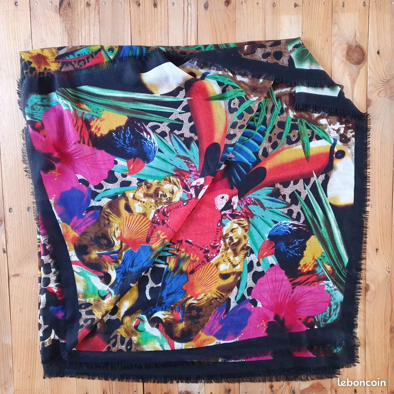 Etole carrée colorée motifs perroquets (image 10)