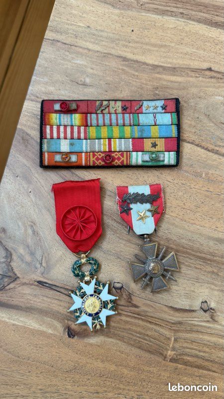 Placard médailles + légion d’honneur grand officier + croix de guerre citations (image 1)