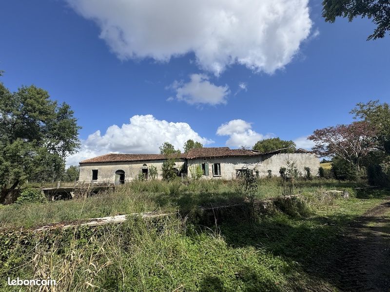 Maison 8 pièces 500 m² · à Courlac · 500 m² · 126 000 €