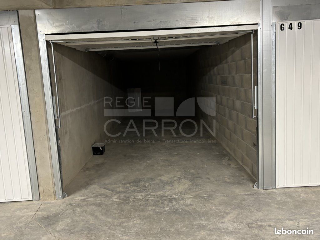 Garage/box Decines Charpieu · à Décines-Charpieu · 105 €/mois