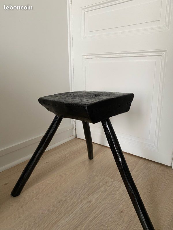 Tabouret de traite en bois brûlé (image 2)