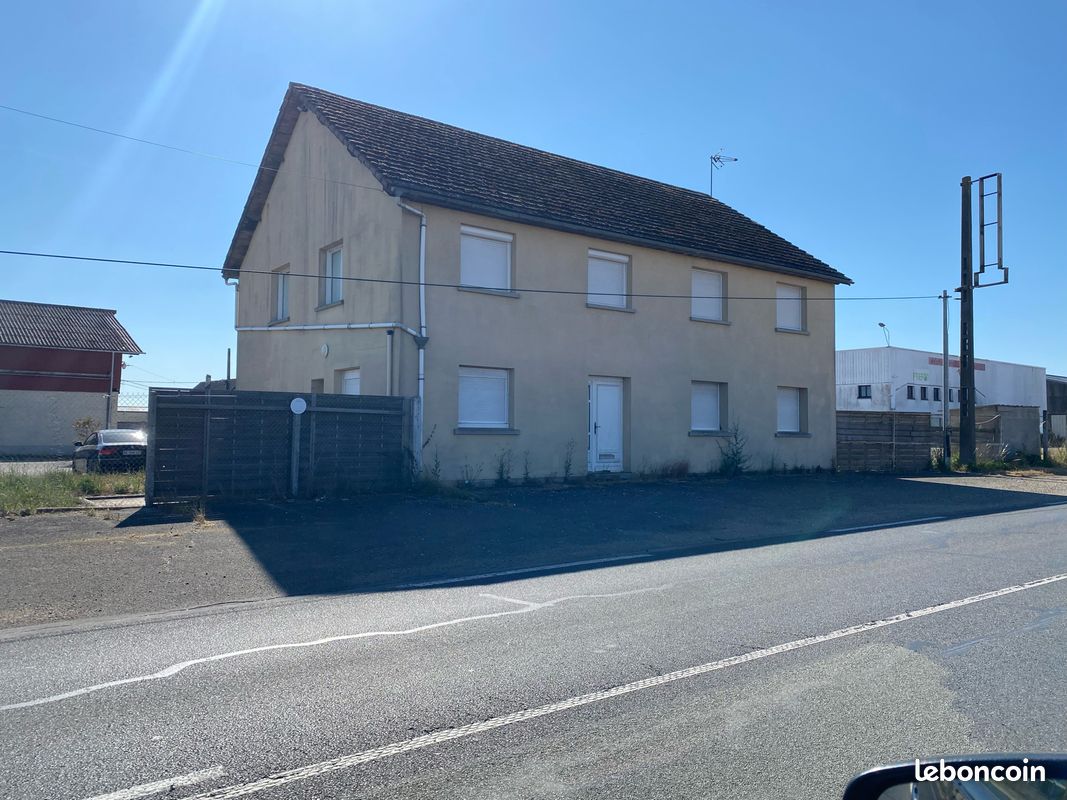 Maison 10 pièces 227 m² · à Escles-Saint-Pierre · 227 m² · 236 000 €