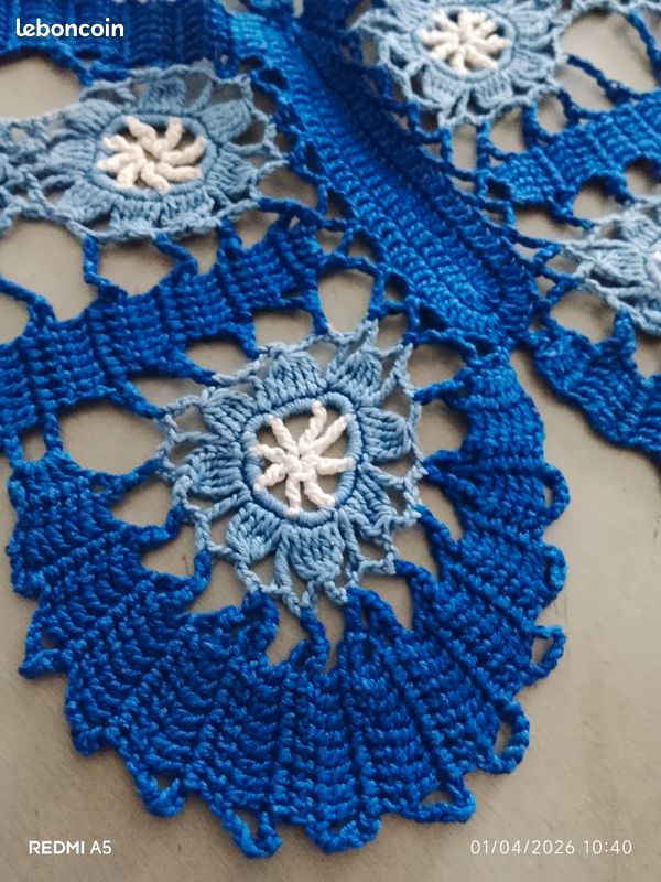 Chemin De Table Ovale Brodé Fleur Bleue Sur Polycoton, Neuf Sans étiquette, Fait Main