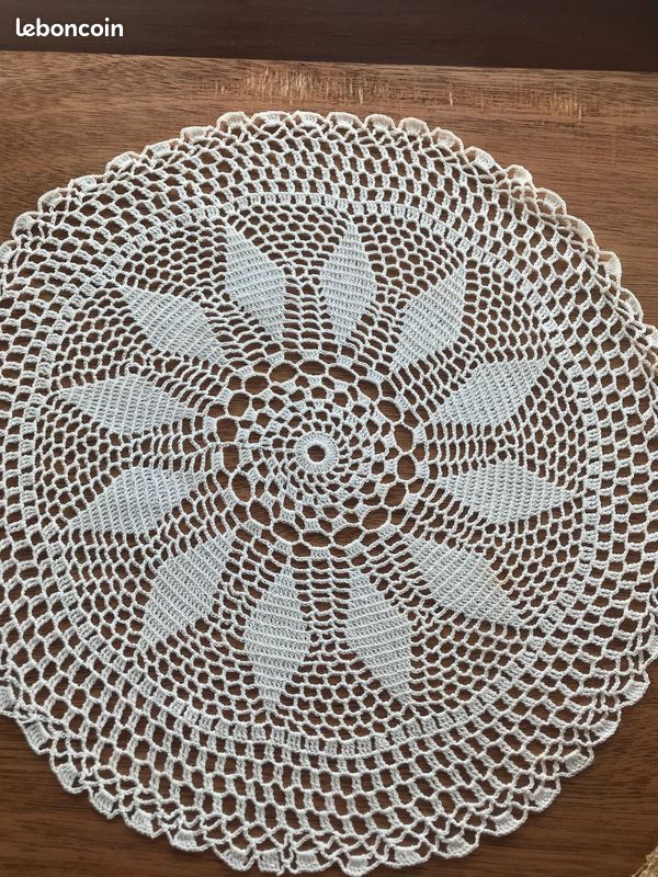 4 napperons blancs anciens 2 brodés 2 macramé (image 3)