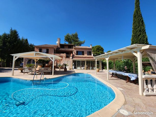 Villa 9 pièces 377 m²