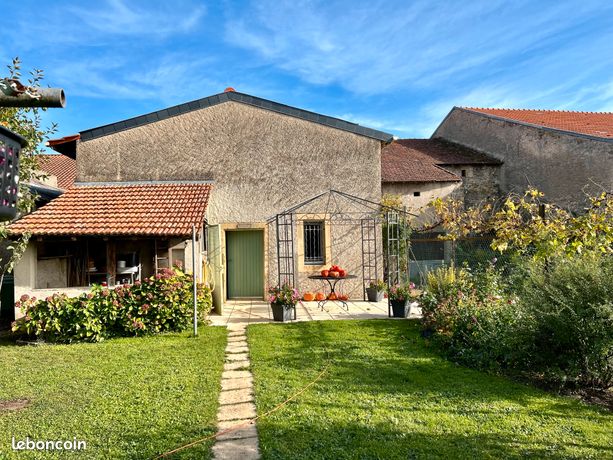 Maison mitoyenne avec jardin et dépendances