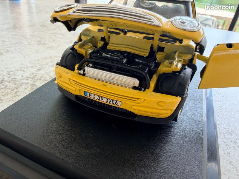 Voiture Miniature Bburago 1/18 Mini Cooper Jaune Toit Blanc - Sur Socle (image 3)