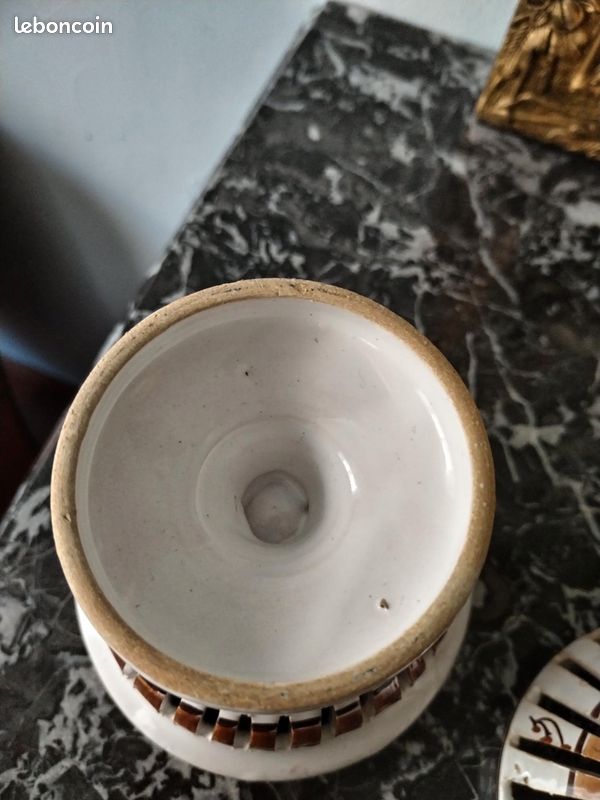 Ancien pot couvert en faïence fine ajourée, décor peint brun et motif feuille. Idéal pot-pourri ou ail/échalotes. H.17 cm, Ø13,5 cm. Fissure visible, vendu en l’état (image 8)