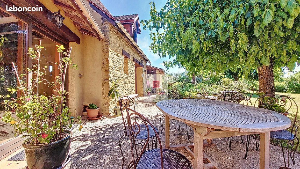 Maison 10 pièces 257 m² · à Plazac · 257 m² · 472 500 €