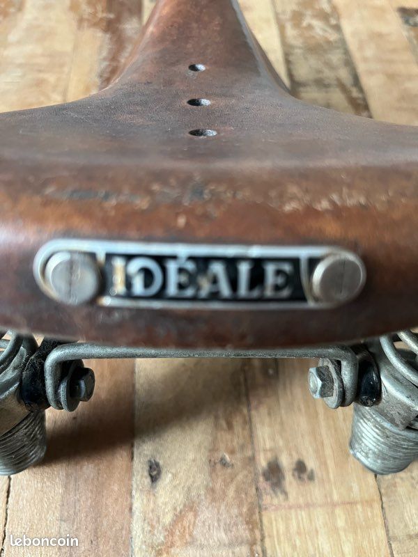 Selle ancienne cuir CLUB N 29 A + papillons de roue
