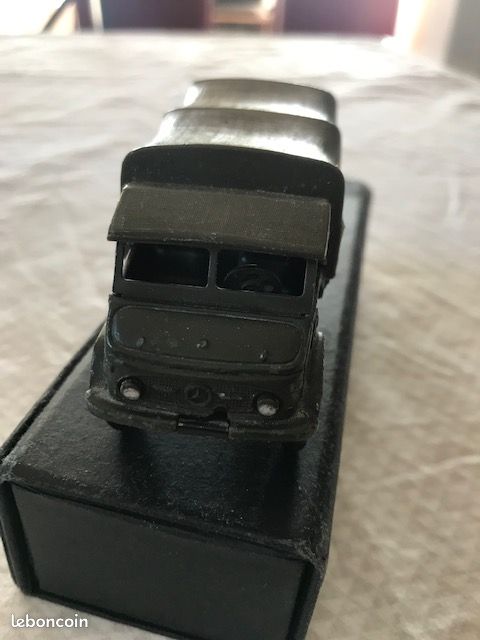 Dinky Toys n° 821 camionnette militaire UNIMOG Mercedes jamais utilisé en boite