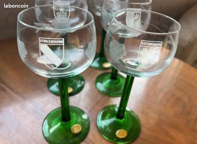 6 verres à vin blanc d’ ‘Alsace avec écussons 4 villes et gravés grappe raisin. Ecussons : Bernai, Riquewihr, Ribeauvillé, Colmar, kaysersberg, Strasbourg Pied vert bouteille, Très bon état (image 2)